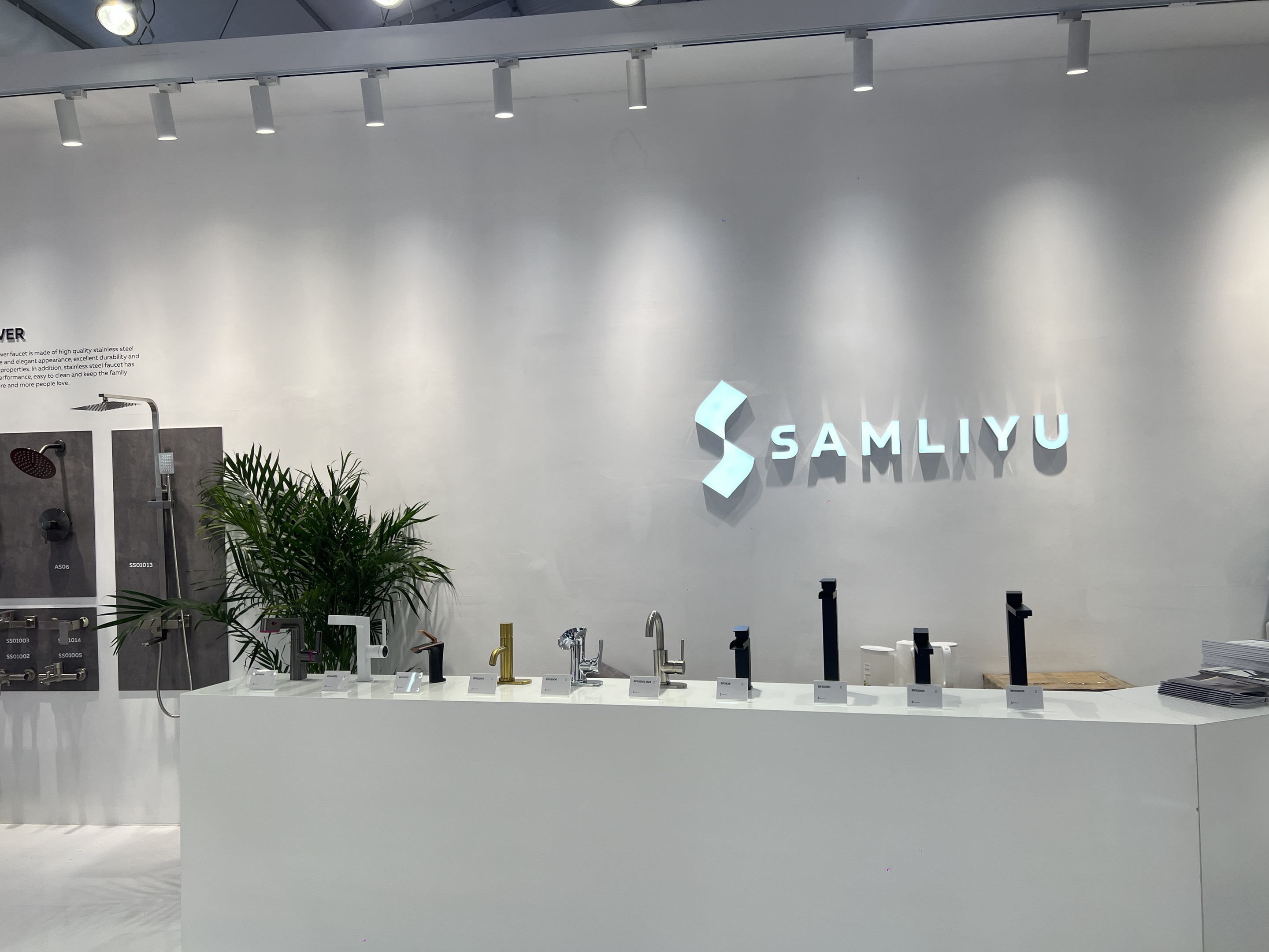 schwarzer Badezimmerhahn