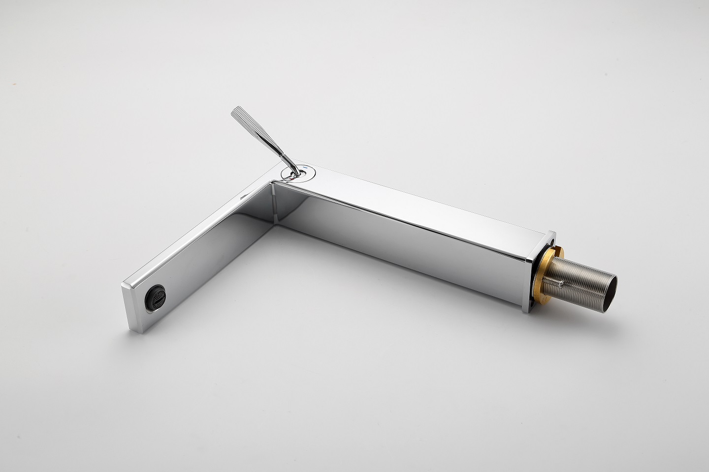 Waschbecken und Wasserhahn