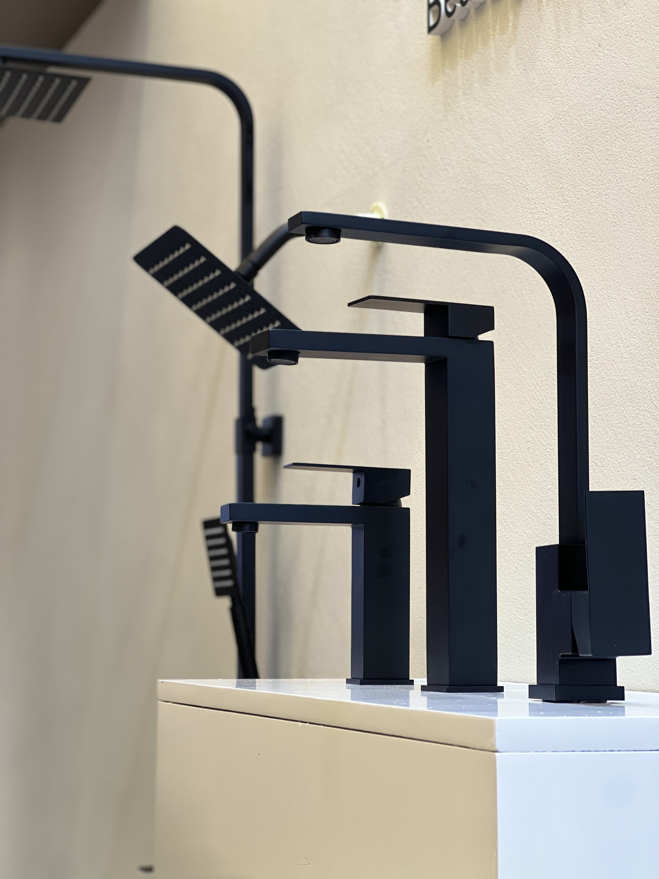 schwarzer Badezimmerhahn