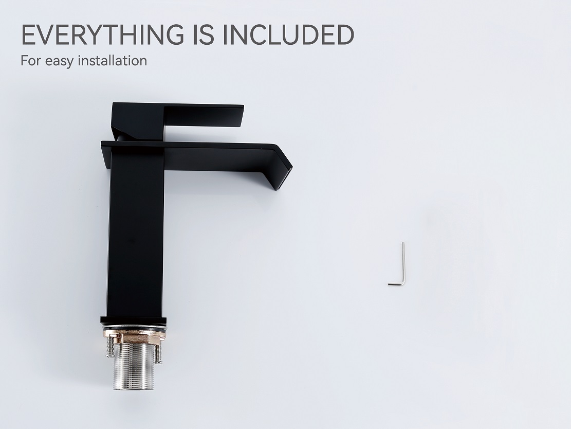 Badezimmer mit schwarzem Wasserhahn