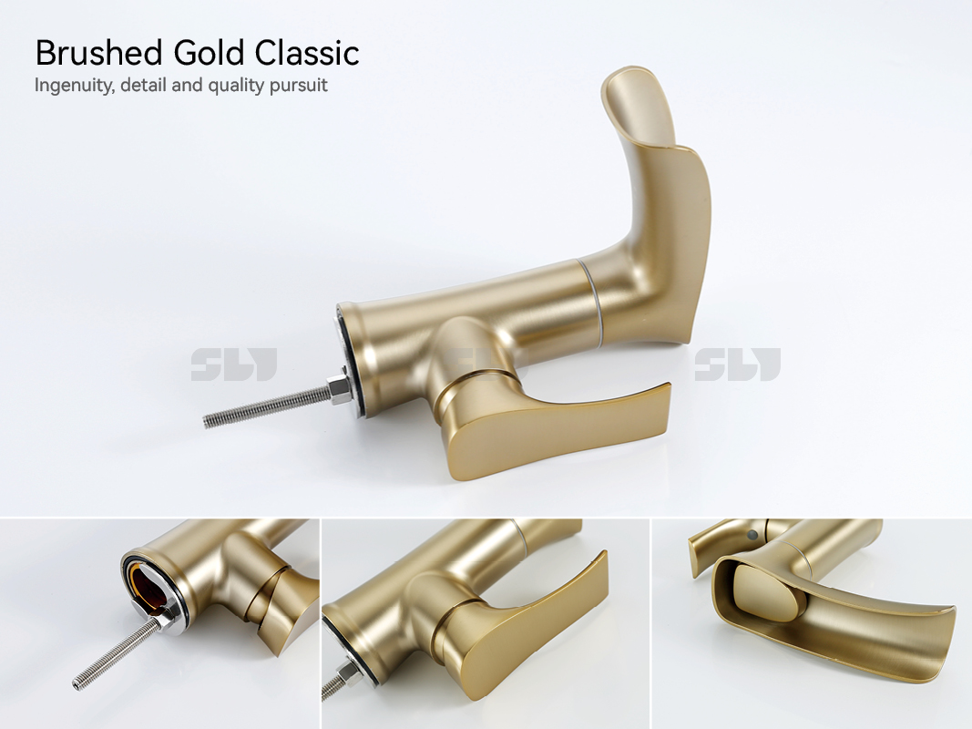 goldener Badezimmerhahn