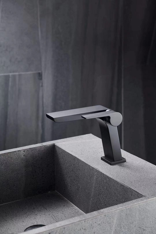 Badezimmerwaschbecken und Wasserh&auml;hne