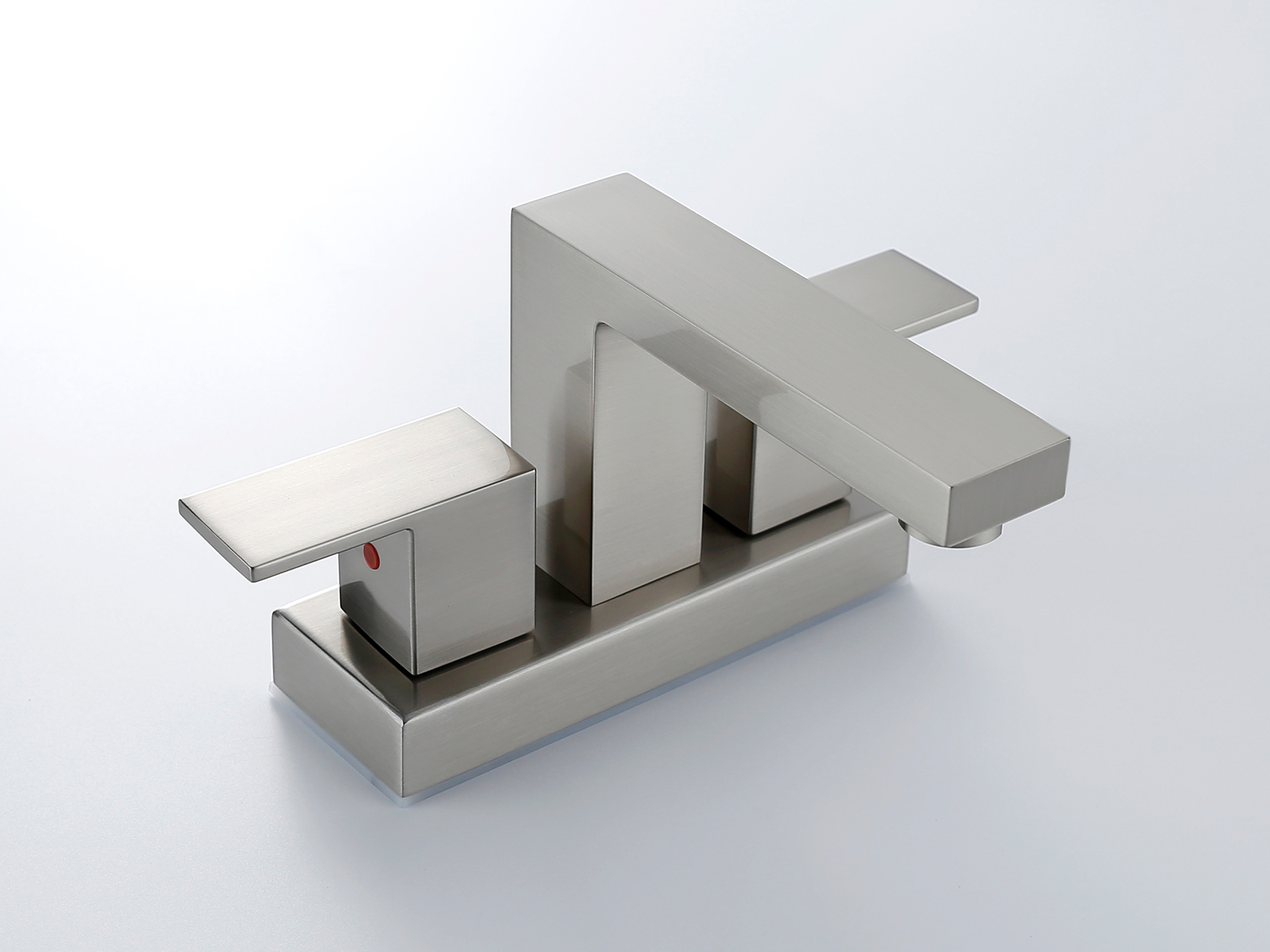 wandmontierter Badezimmerhahn