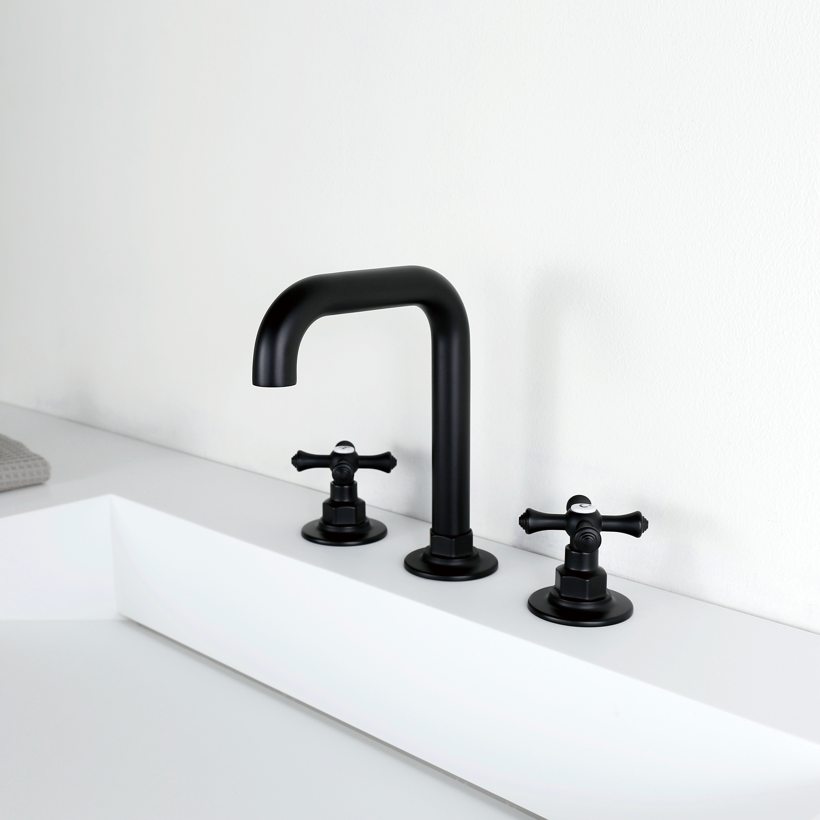 Hochwertige 3 Löcher Doppelgriff Badezimmer Wasserhahn Waschbeckenmischer Haken