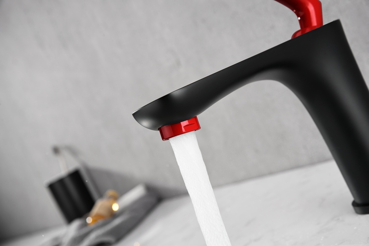 Toilette mit Wasserhahn