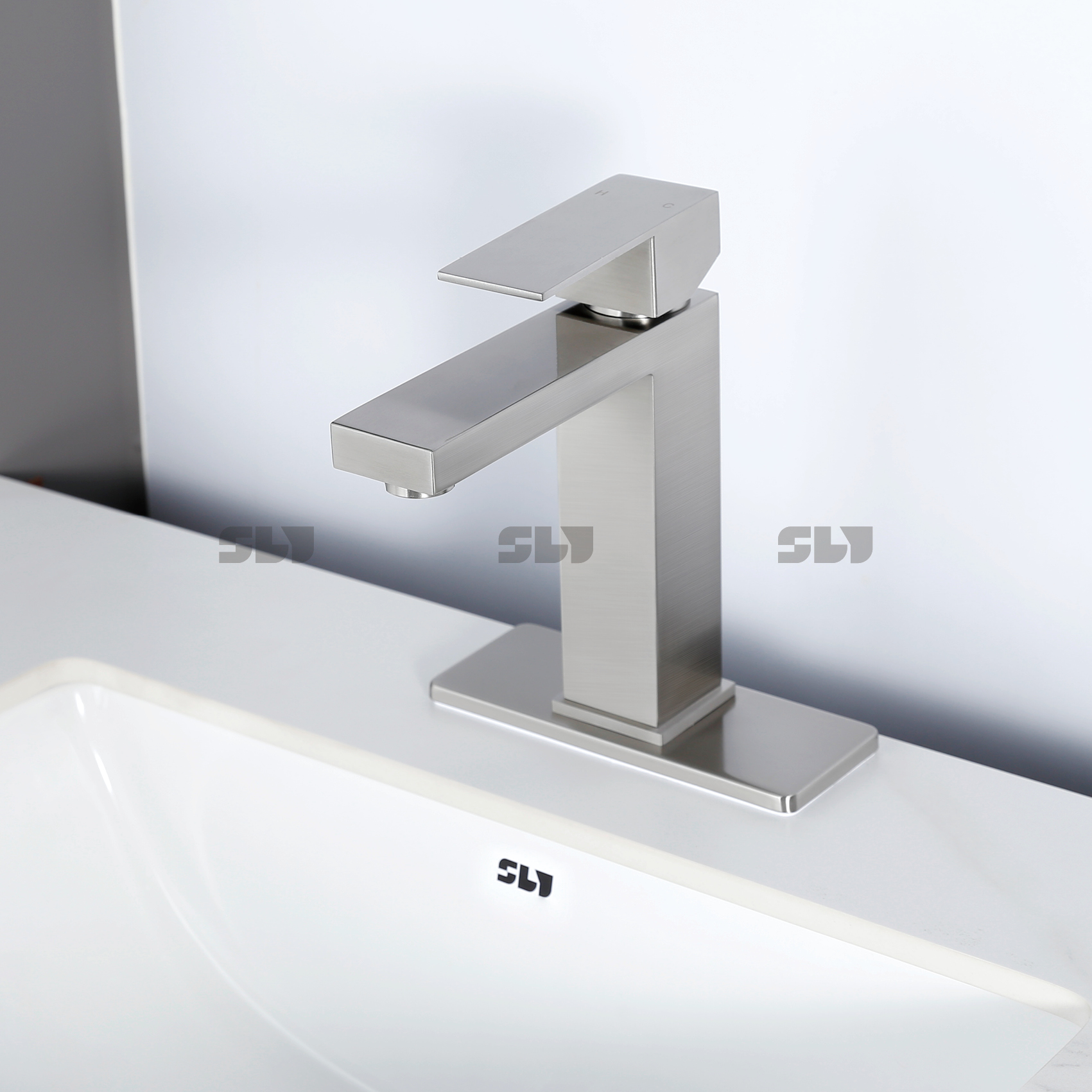 einzelner Wasserhahn aus Edelstahl