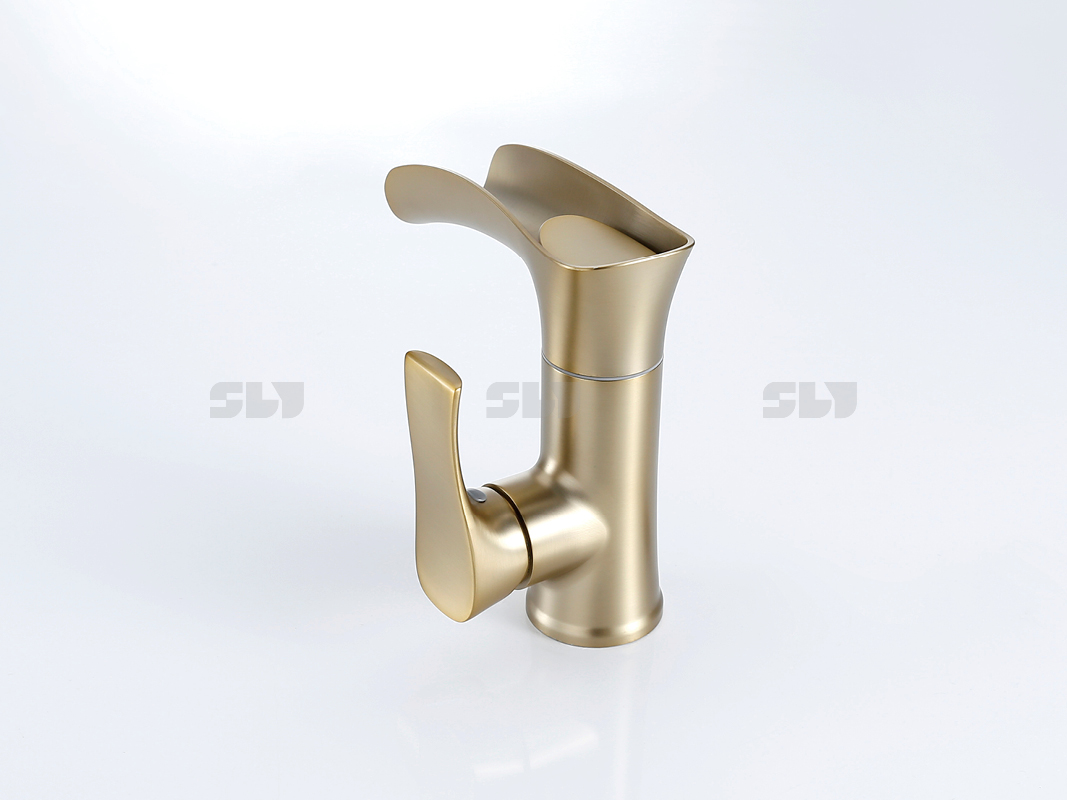 schwarzer Badezimmerhahn