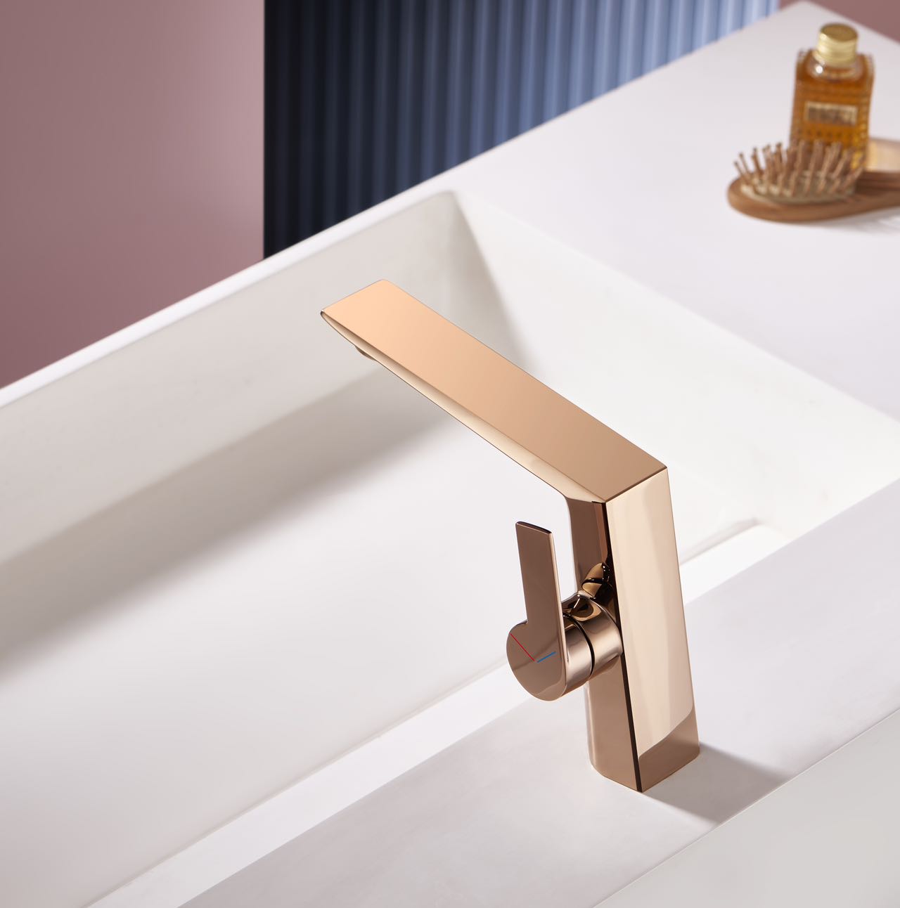 Badezimmerhahn mit einem Loch