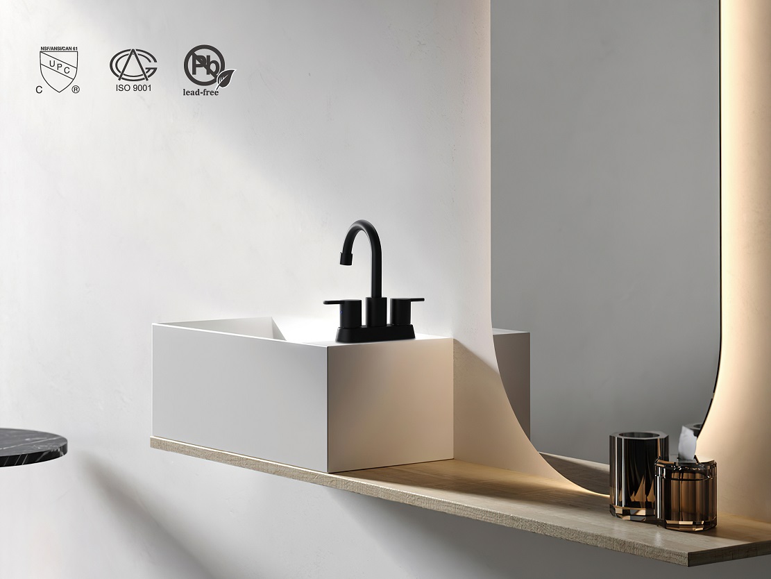 Badezimmer mit goldenem Wasserhahn