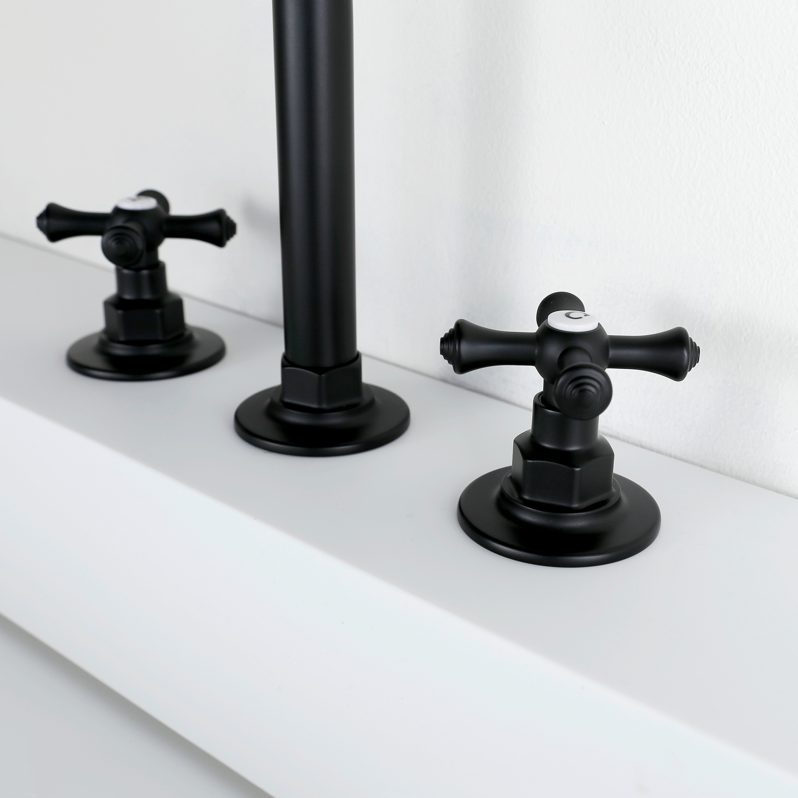 Hochwertige 3 Löcher Doppelgriff Badezimmer Wasserhahn Waschbeckenmischer Haken