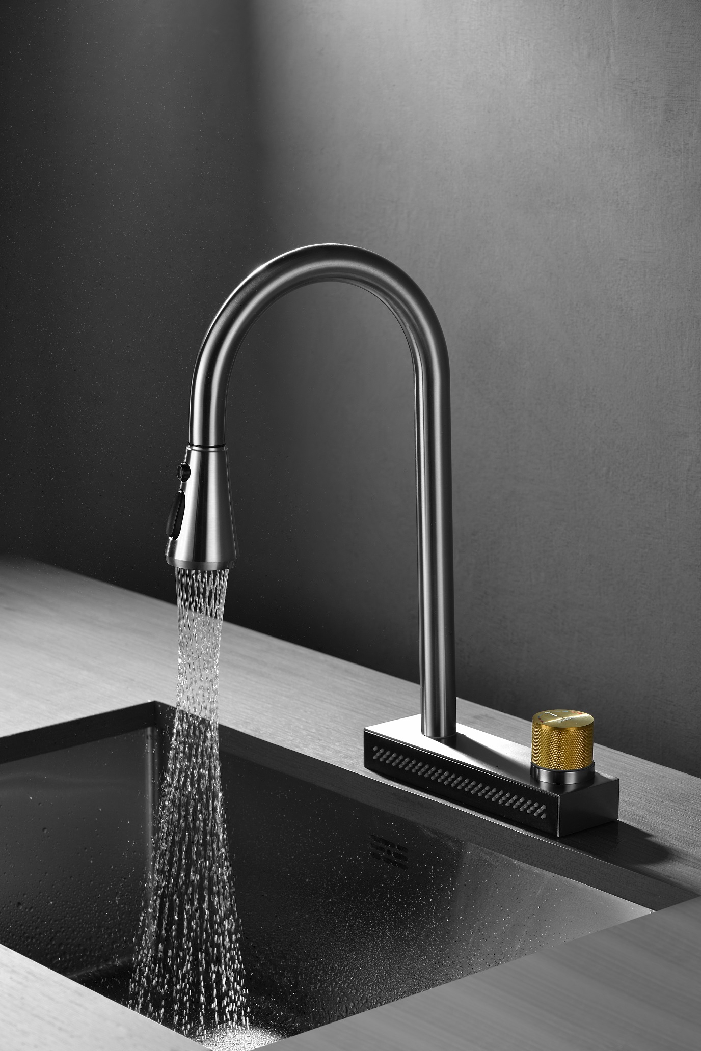 Schwarzer Wasserhahn f&uuml;r die K&uuml;chensp&uuml;le