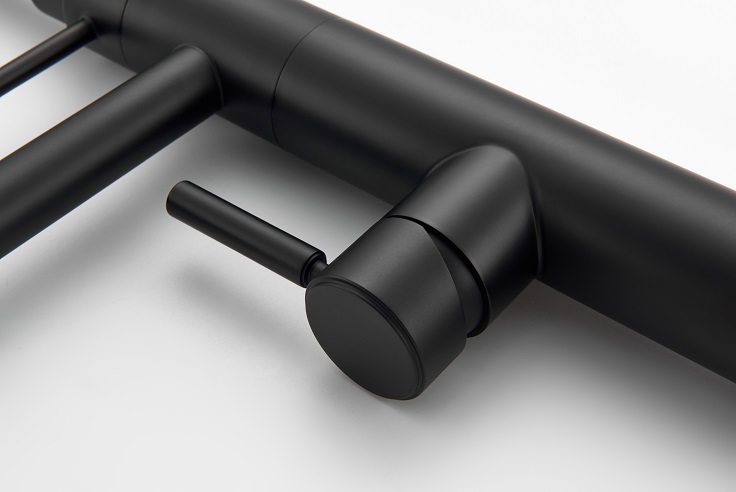 Schwarzer K&uuml;chenarmatur mit Spr&uuml;hger&auml;t