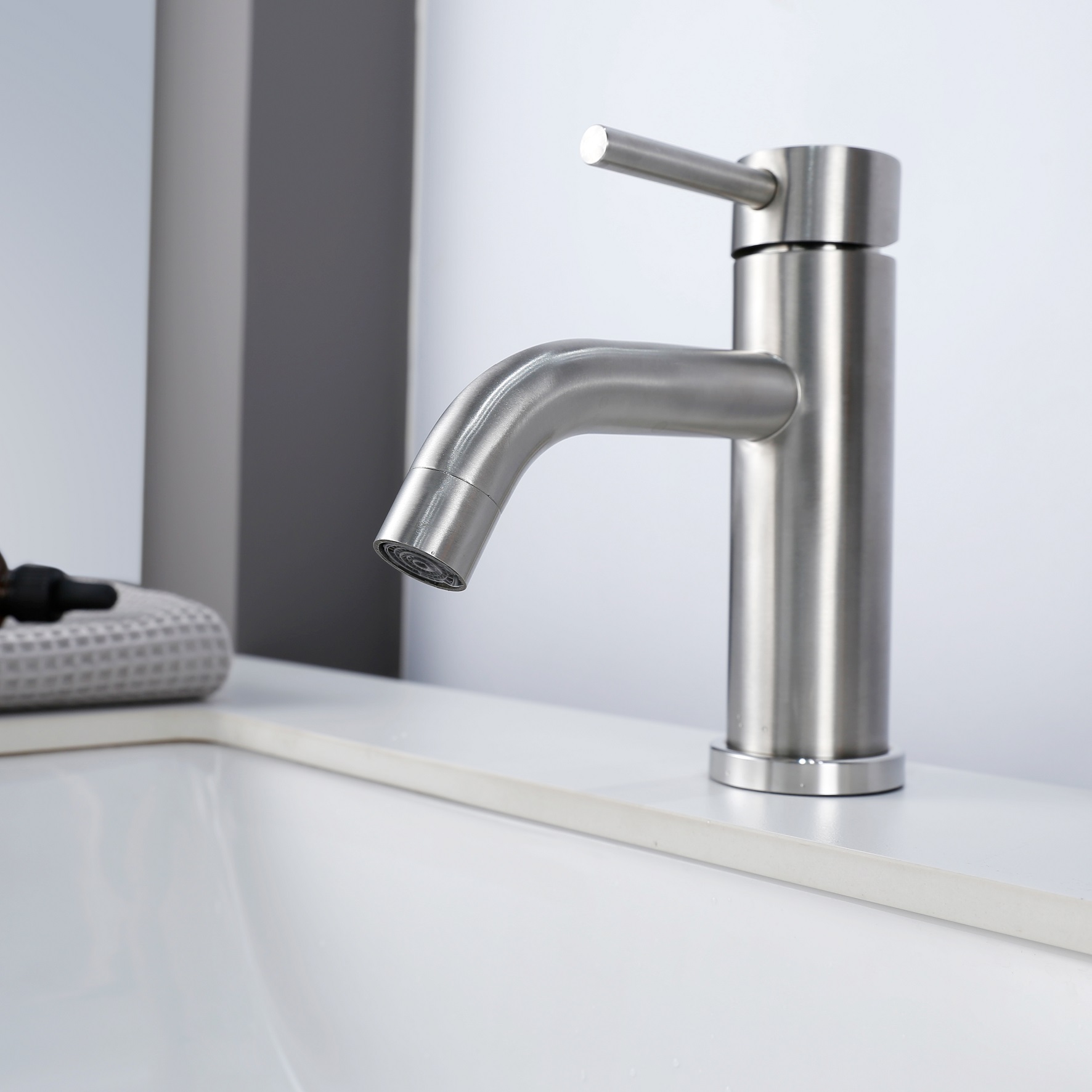 Sly gebürstetes goldenes Eingriff Loch Badezimmer Basin Wasserhahn heißer und kaltes Wassermixer