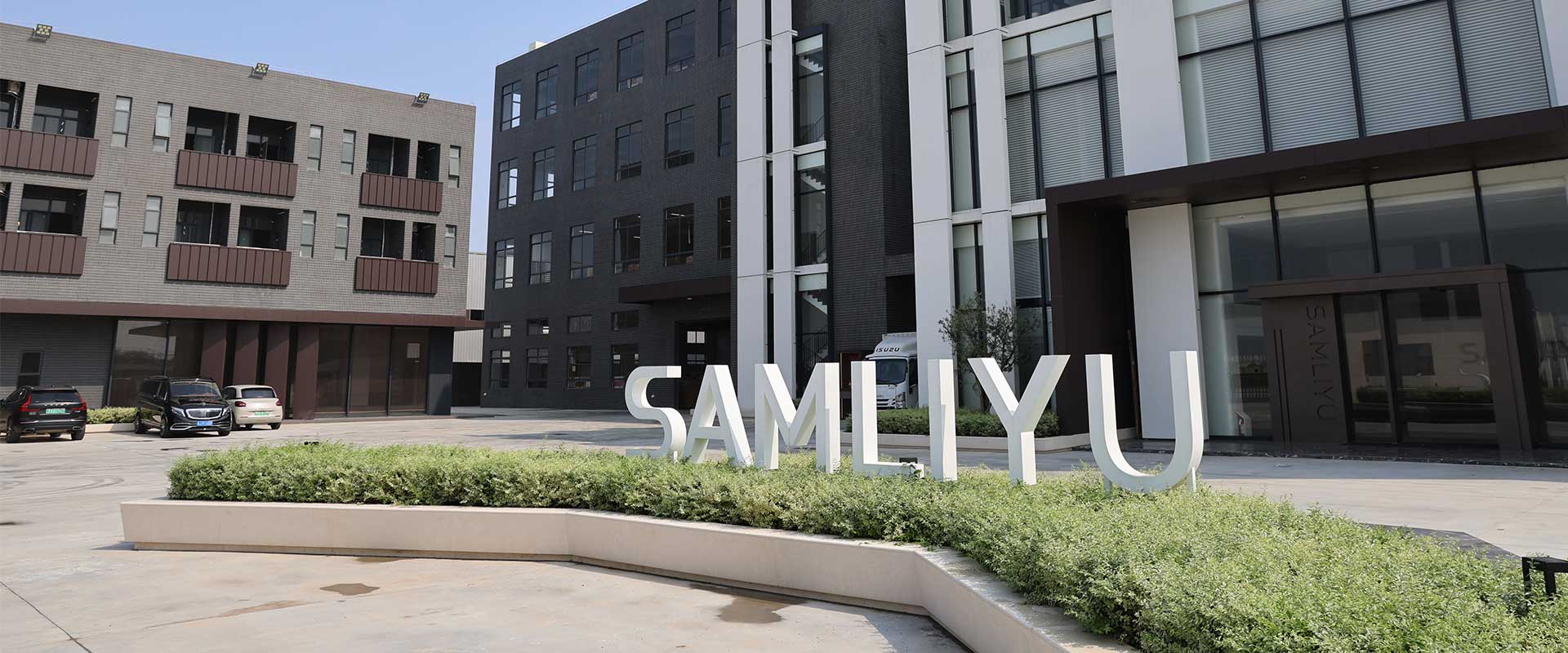 Duschsystem aus poliertem Nickel mit Brause