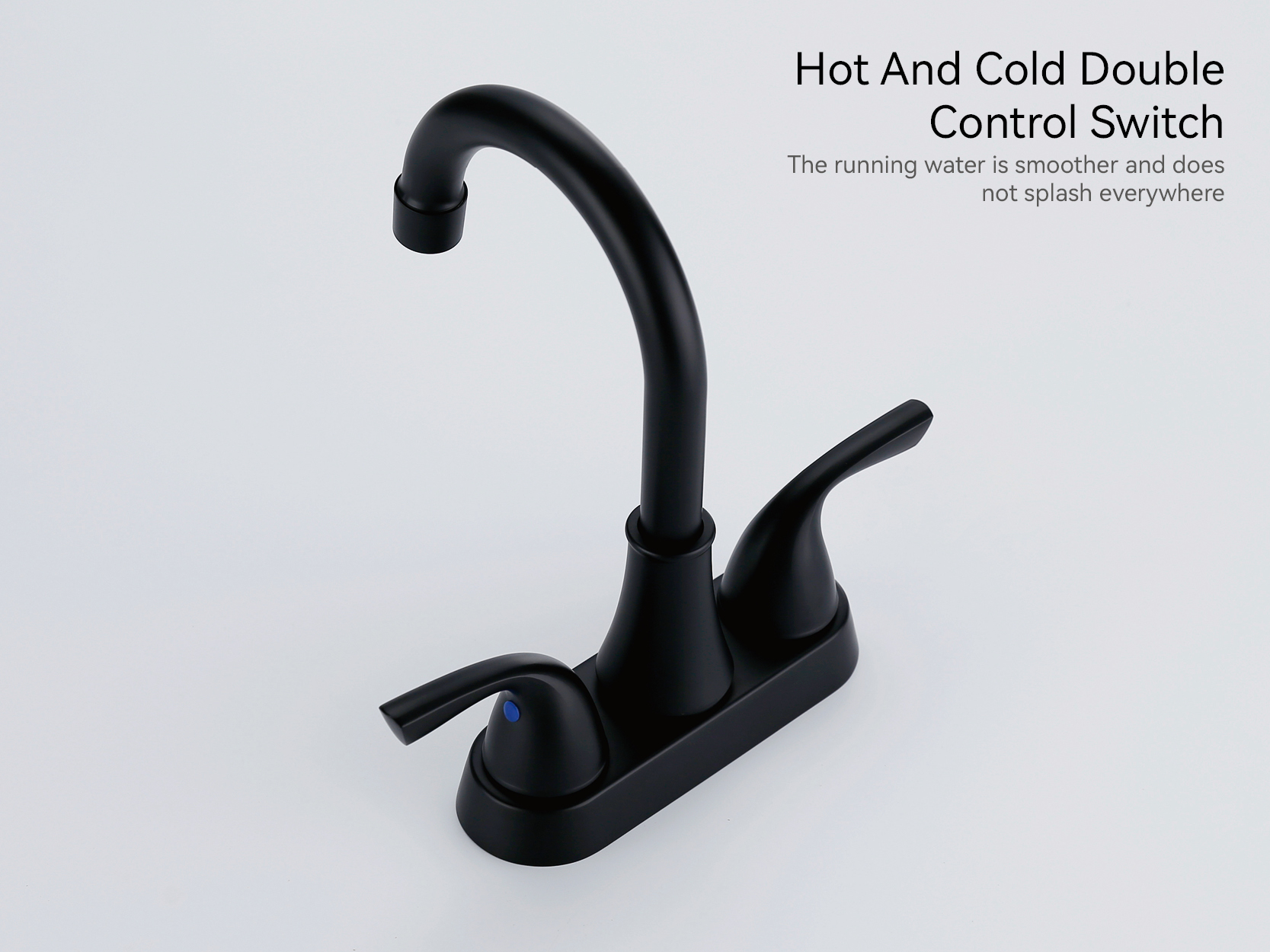 Badezimmer mit schwarzem Wasserhahn