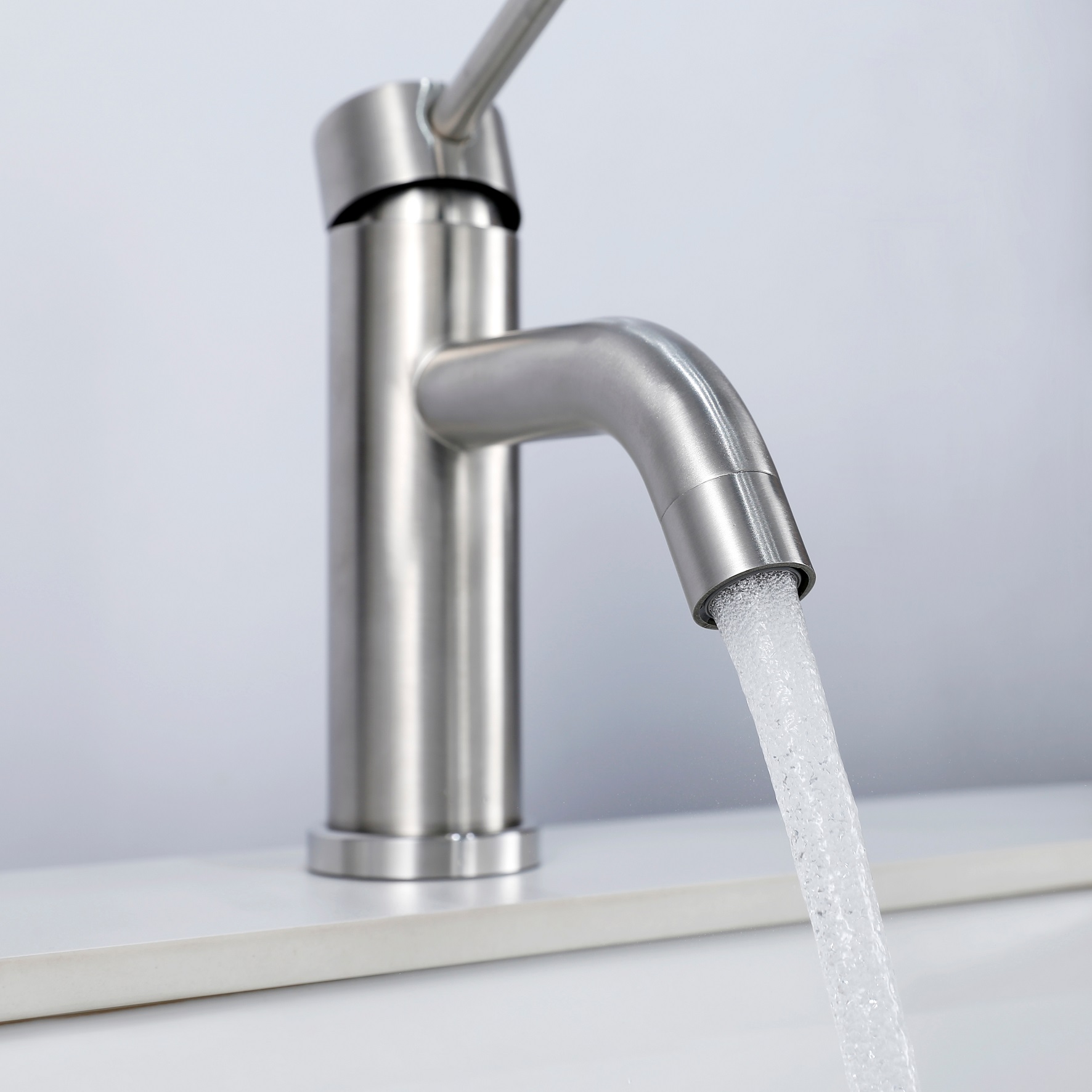 Sly gebürstetes goldenes Eingriff Loch Badezimmer Basin Wasserhahn heißer und kaltes Wassermixer