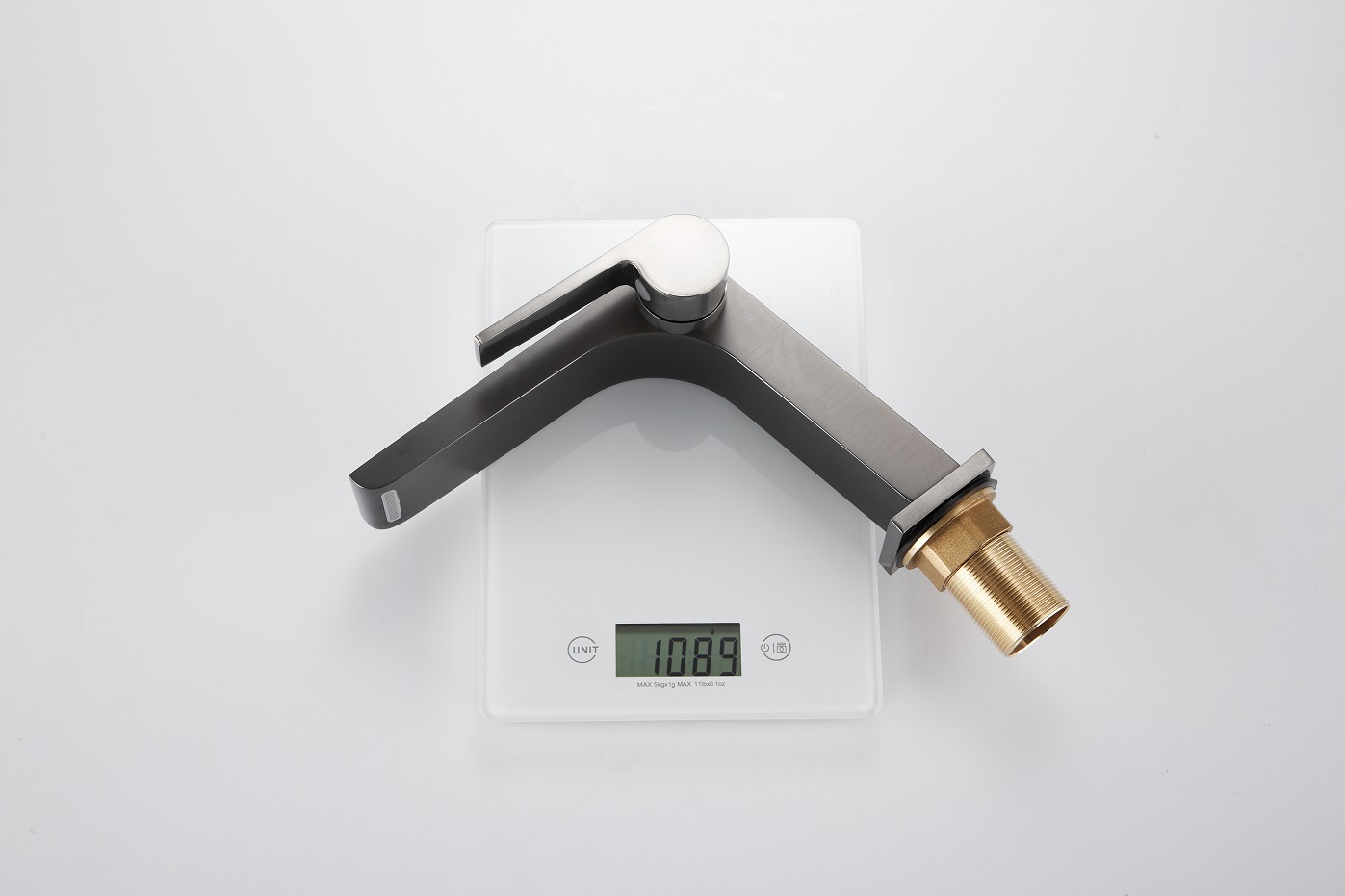 Badarmatur aus geb&uuml;rstetem Nickel