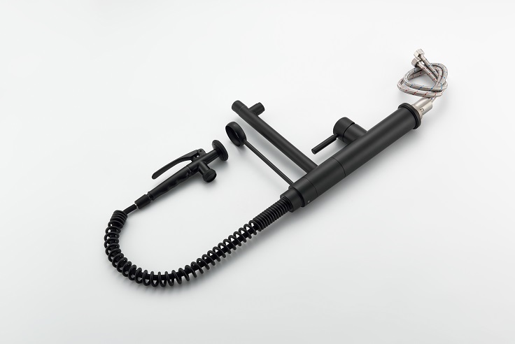 Schwarzer K&uuml;chenarmatur mit Spr&uuml;hger&auml;t