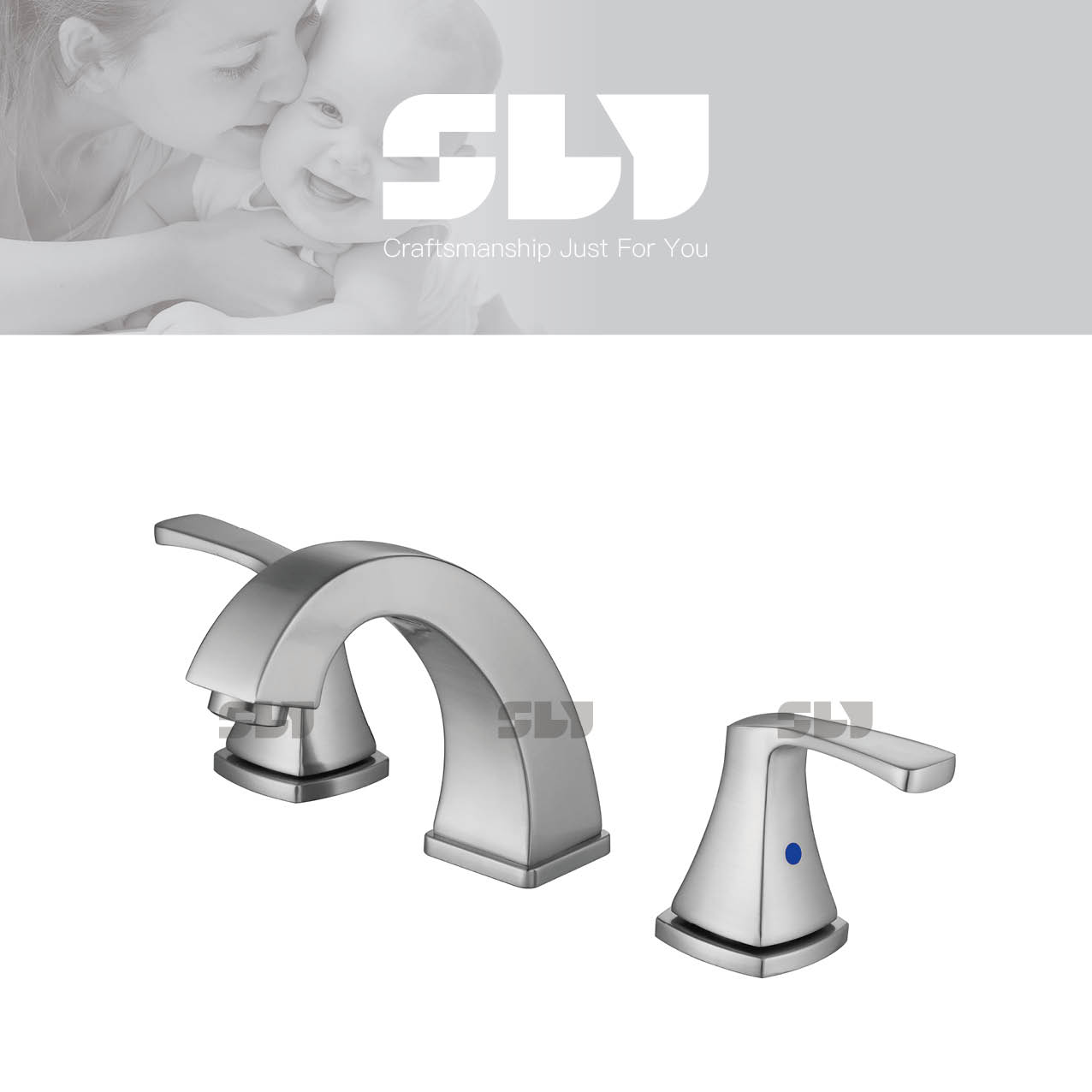 Badezimmer mit goldenem Wasserhahn