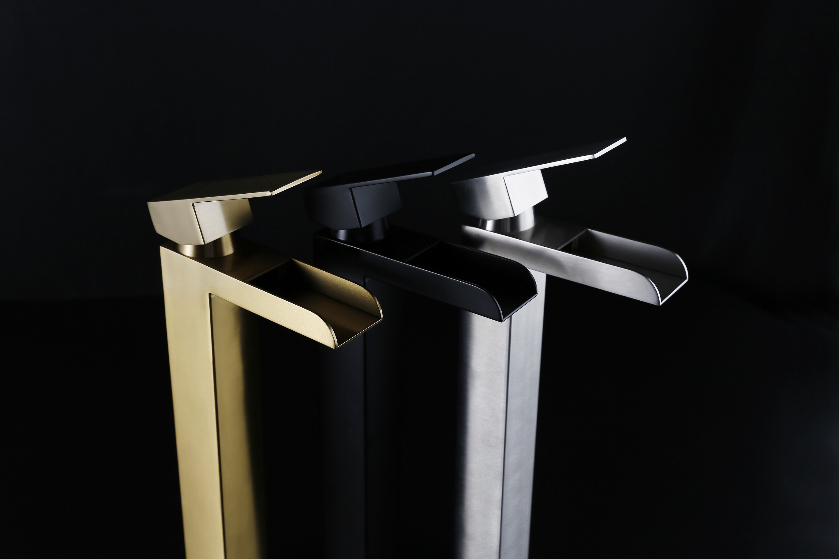 wandmontierter Badezimmerhahn